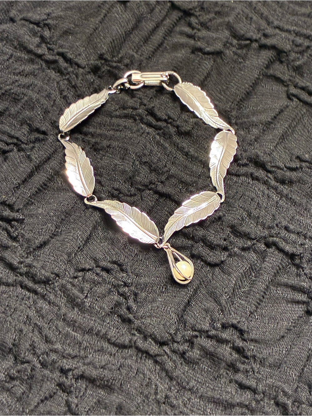 Vintage Silver-tone Feather Link Bracelet with Faux Pearl Charm